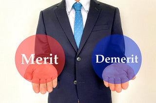 補聴器を手に取り真剣に検討する高齢者の横顔、導入のメリットと注意点を考える様子を写した写真