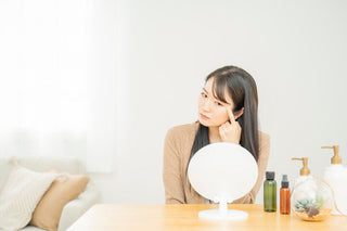 乾燥した季節の室内で集音器のイヤーチップを丁寧に手入れしている手元の写真