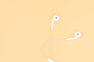 左右両方の耳に集音器を装着し、バランスよく音を聞き取ろうとする様子をとらえた写真