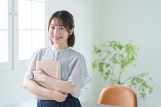縁側で穏やかに過ごす高齢のご夫婦、年齢とともに変化する聞こえについて考えさせる一枚
