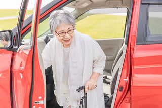高齢の家族が廊下を歩きながら足元に気をつける、聞こえと転倒予防を意識した一場面