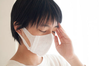 体調を崩した後に耳の詰まりや聞こえづらさを感じ、静かに休んでいる様子を表した写真