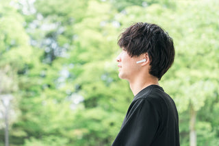 海やプールではしゃぐ人々を写した、汗や水の侵入による夏特有の耳トラブルを連想させる一枚