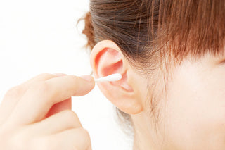 集音器を快適に使うため耳栓を外して正しい方法で耳掃除をする様子をイメージした写真