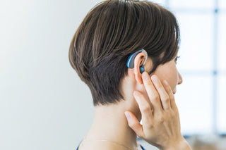 聴力検査では異常が出にくい隠れた聴力低下について、耳を傾け考え込む人物のイメージ写真