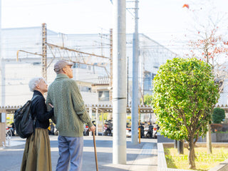 難聴ケアと認知症予防の関係を示す最新研究をイメージした脳と耳の写真