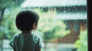 雨に濡れる窓越しの景色を写した、気圧や湿度の変化が耳の不調を招く様子を連想させる一枚