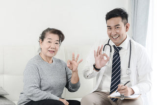 静かな朝に耳を澄ませる様子を写した、今日から始める聴覚ケアのきっかけを伝えるイメージ