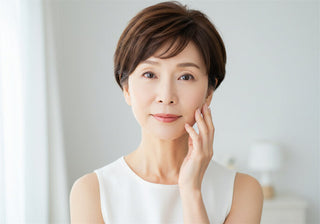耳の聞こえと脳や体の健康とのつながりを表現した、穏やかな表情で会話を楽しむシニア世代のイメージ写真