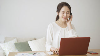 聞き返しが増えるなど、加齢による聴力低下の初期サインに気づく場面を表したイメージ写真