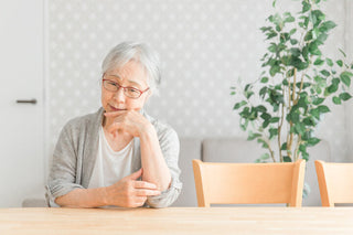 補聴器を装着せずに会話へ耳を傾けようとする高齢男性の様子をイメージした写真