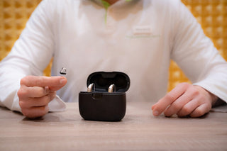 補聴器を装着して家族との会話を楽しみ、笑顔でコミュニケーションを取っている様子の写真
