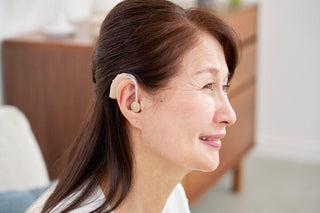自分に合った集音器を選ぶため、いくつかの製品を手に取りながら比較検討している様子の写真