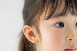 子どもがイヤホンで動画や音楽を楽しむ姿から、耳を守るための使い方ルールを考えるイメージ写真