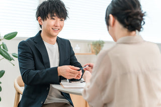 家族との会話を楽しみながら集音器を生活に取り入れる新しい一歩をイメージした写真