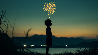 夏の夜空に打ち上がる花火を撮影した、大迫力の爆発音が鼓膜に与える影響を考えさせる写真