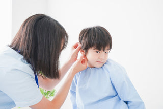 耳の痛みに顔をしかめる高齢者を写した、外耳炎と中耳炎の症状の違いを考えさせるイメージ