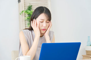 初夏の蒸し暑さの中で耳の中のムレを防ぐため集音器を外して休ませる様子をイメージした写真