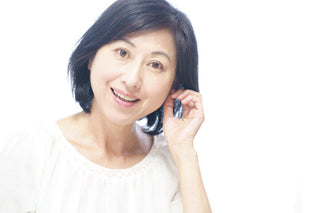 補聴器と集音器を並べて比較しながら、それぞれの特長や違いを見比べている様子のイメージ写真