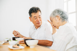 血圧計で血圧を測りながら、耳の聞こえの変化を気にしている様子をイメージした写真