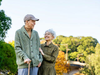未治療の難聴が孤立感や気分の落ち込みにつながる様子を表した、物思いにふける人物のイメージ写真