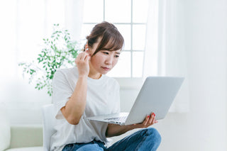 イヤホンをつけて音楽を聴く若者を写した、大音量と長時間使用による難聴リスクを伝える写真