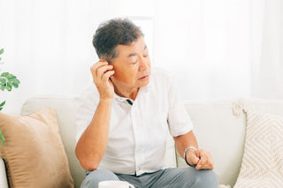 難聴と耳鳴りが同時に起こりやすい関係性を表した、静かな環境で耳を気にしている人のイメージ