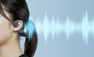 集音器を使い始めたばかりの方が静かな室内で少しずつ音に慣れていく様子をイメージした写真