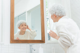 お風呂上がりやシャワーの後に、耳の健康を守るため正しい耳の乾燥ケアを行うシニア。濡れたまま集音器を装着することで起きる蒸れやかゆみ（外耳道炎）を防ぐ注意点と、Mimitakaraの衛生的なシリコンイヤーピースを解説するイメージ。