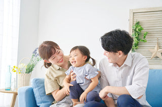 夏の冷たいものの摂りすぎやエアコンによる冷えから耳の健康を守るために、温かいお茶を飲んで自律神経を整えているシニア。夏の耳鳴りやめまいを防ぐケア方法と、日々の聞こえの変化に寄り添うMimitakaraの集音器を解説するイメージ。