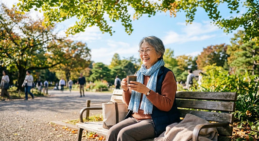 朝晩の寒暖差から耳の健康（自律神経）を守るシニア。寒暖差疲労による耳の詰まり・耳鳴りを防ぐ温めマッサージと、体調に合わせたMimitakara集音器の音量調整法を解説するイメージ。