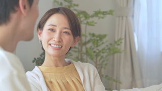 デシベルの目安を示しながら、日常の音がどこから聴覚に危険な領域になるかを考えるイメージ写真